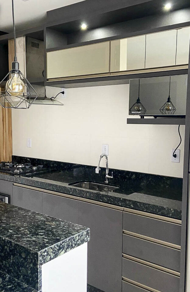Cozinha planejada com bancada em granito