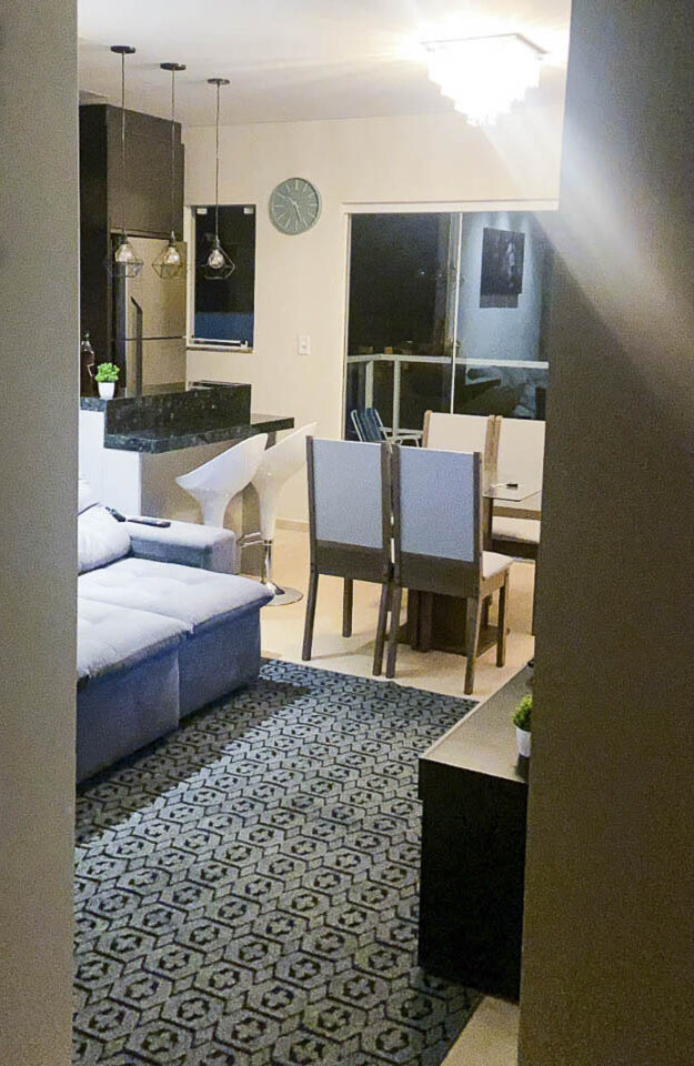 Vista ampla da sala mobiliada