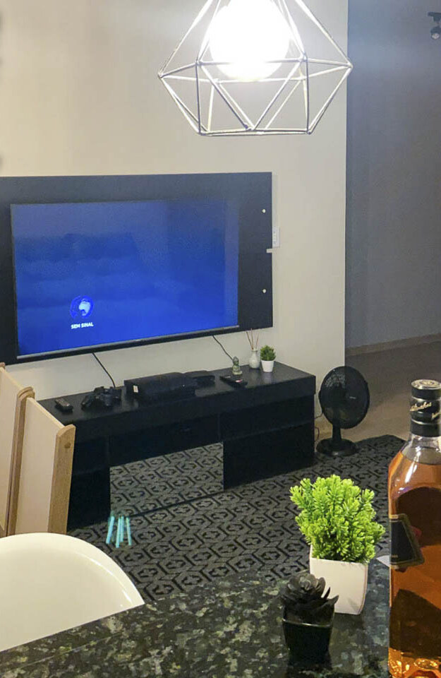 Sala de televisão vista a partir da cozinha