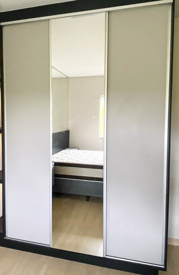 Roupeiro planejado com porta espelhada