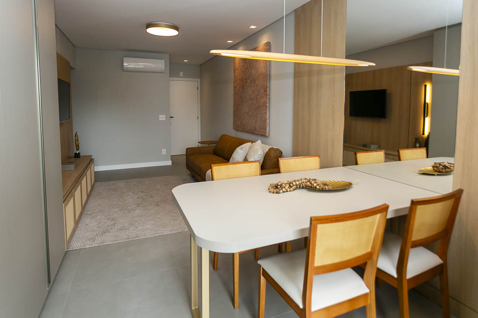 Sala de jantar com móveis sob medida