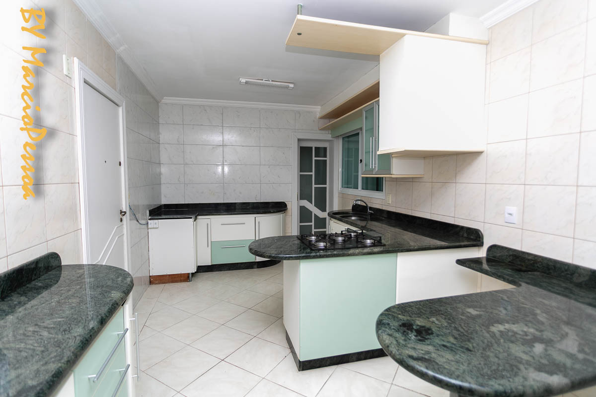 Cozinha mobiliada do apartamento