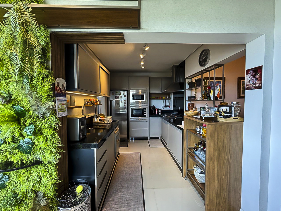Cozinha integrada com marcenaria planejada