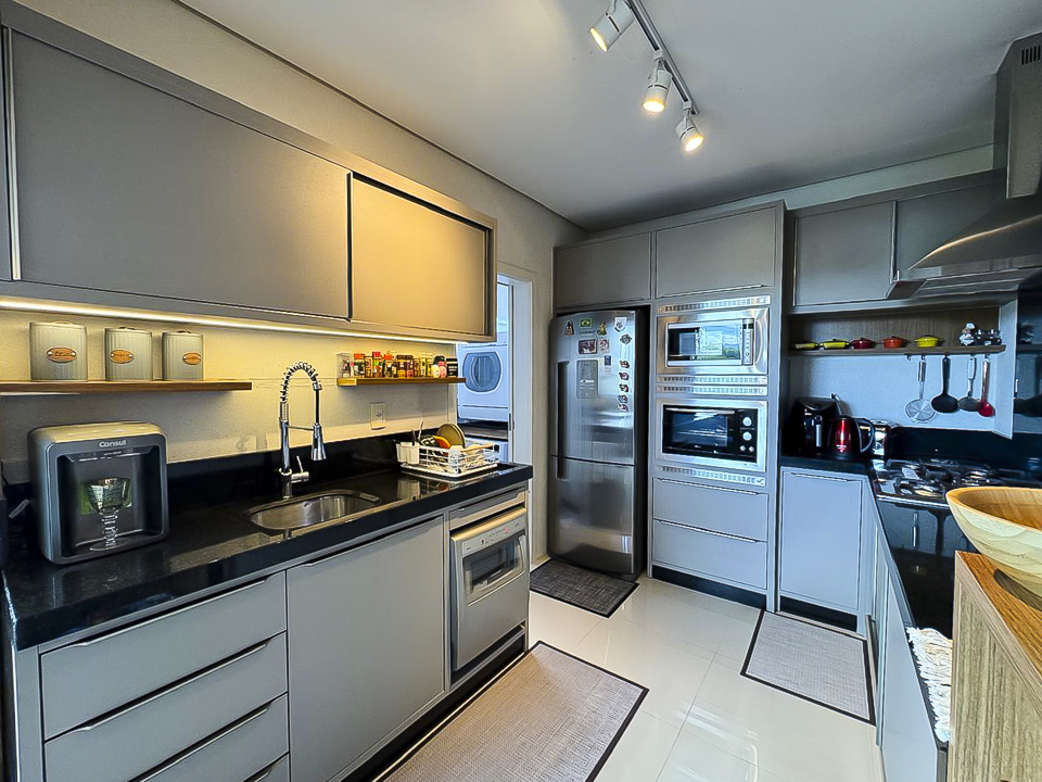 Cozinha planejada e equipada do apartamento